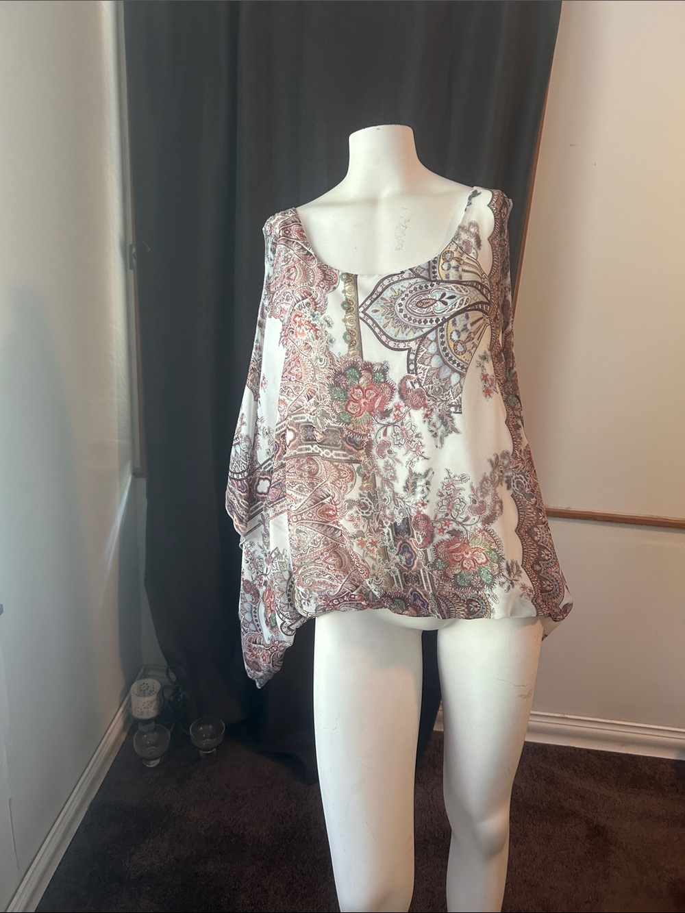 Karen Kane Floral Paisley Scoop Neck Cold Shoulder Women's Top - White/Multi